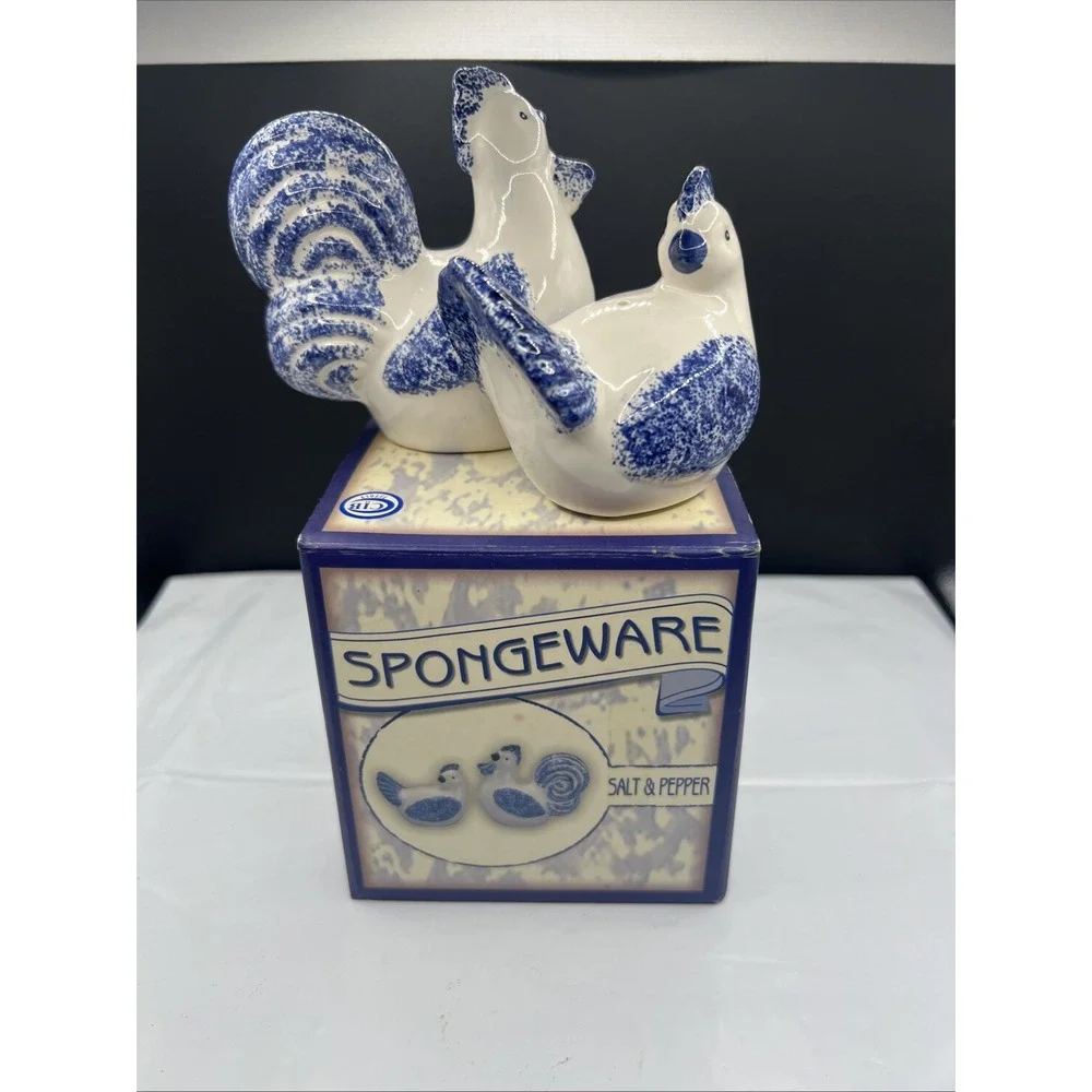 NIB Vintage CIB CIC Spongeware Rooster Chicken Ceramic Salt Pepper Shakers Set